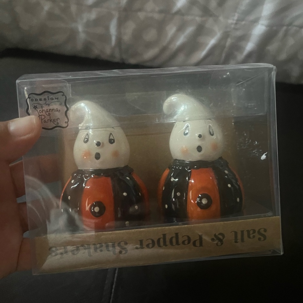 NWT!Johanna Parker Ghost Halloween Salt & Pepper Shakers.